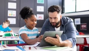 Ilustração de um professor em uma sala de aula futurista, interagindo com gráficos gerados por inteligência artificial, mostrando a colaboração entre humano e tecnologia na educação.